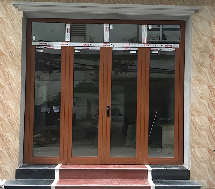 Mẫu cửa nhôm 4 cánh vân gỗ đẹp